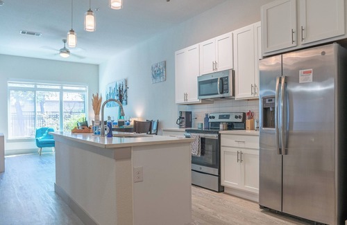 Downtown San Antonio Apartamento | Beautiful RiverWalk Apt with Full Amenities, King Bed, Pool, Gym, Free Parking