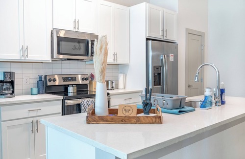 Downtown San Antonio Apartamento | Beautiful RiverWalk Apt with Full Amenities, King Bed, Pool, Gym, Free Parking