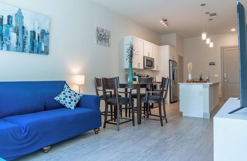 Downtown San Antonio Apartamento | Beautiful RiverWalk Apt with Full Amenities, King Bed, Pool, Gym, Free Parking