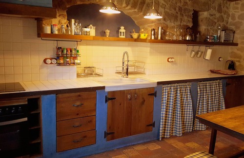 Cardona Cabaña | Casa Rural preciosa, piscina privada, 7 habitaciones todas con baño, 14-17 p