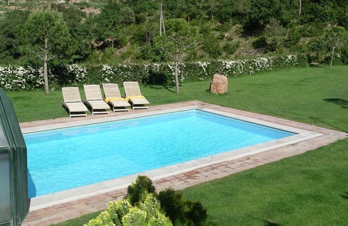 Cardona Cabaña | Casa Rural preciosa, piscina privada, 7 habitaciones todas con baño, 14-17 p