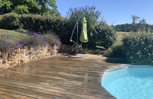 La Roche-l'Abeille Casa | Hermosa casa de piedra construida con piscina privada y jardín.