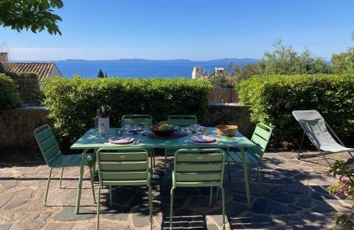 Le Rayol Apartamento | Beautiful sea view, AC, garden, beach minutes away by foot!