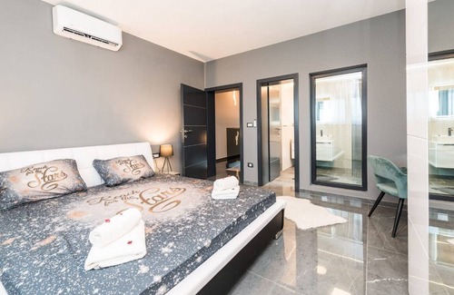 Srima Villa | Beautiful Sandy Bay Villa, in Dalmatia, with a Poo