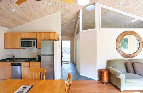 Bayside Acres Cabaña | Hermosa y apartada cabaña con vista a la bahía en los árboles