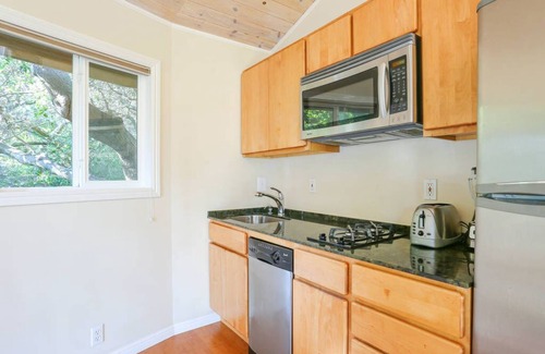 Bayside Acres Cabaña | Hermosa y apartada cabaña con vista a la bahía en los árboles