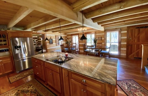Bladensburg Cabina | Beautiful, Secluded Luxury Cabin with relaxing hot tub.