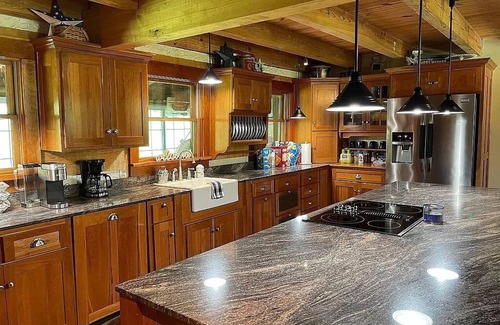 Bladensburg Cabina | Beautiful, Secluded Luxury Cabin with relaxing hot tub.
