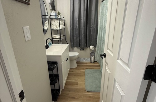 Allouez Casa | Beautiful Serenity in Green Bay, WI! 3 bedrooms/1 bath FULLY furnished house.