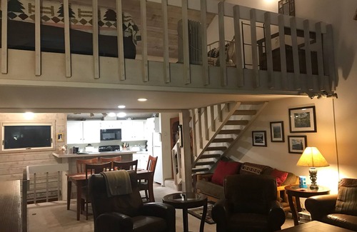 Mammoth Lakes Condominio | Hermoso Snowcreek 2 + Loft con espectaculares vistas a la montaña Muy bien revisado