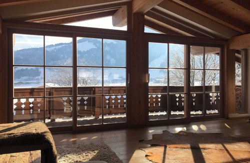 Oberndorf bei Kitzbuhel Chalet De Esquí | Hermosa y espaciosa villa con una maravillosa vista a la montaña.