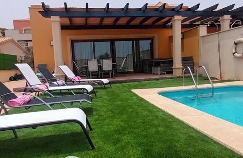 Caleta de Fuste Villa | Hermosa y espaciosa villa, piscina climatizada, capacidad para ocho personas.