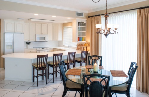 Seven Mile Beach Condominio | Precioso, amplio condominio frente al mar, de lujo por dentro y por fuera!