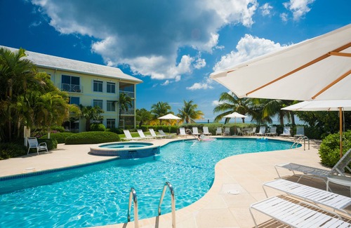 Seven Mile Beach Condominio | Precioso, amplio condominio frente al mar, de lujo por dentro y por fuera!