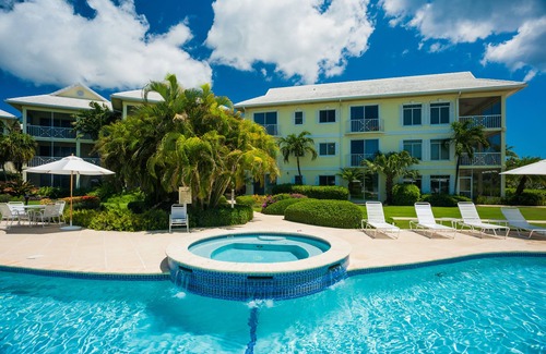 Seven Mile Beach Condominio | Precioso, amplio condominio frente al mar, de lujo por dentro y por fuera!
