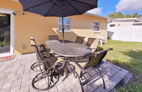 Shore Acres Casa | Hermosa casa de 4 dormitorios y 2 baños, cerca del centro y playas con bicicletas y kayaks