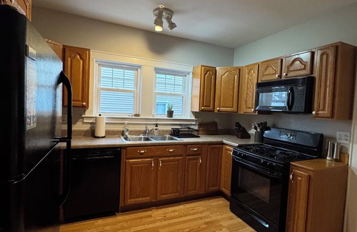 Syracuse Apartamento | Beautiful, spacious 2 bdrm apartment in Syracuse with office space, WiFi and AC