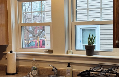 Syracuse Apartamento | Beautiful, spacious 2 bdrm apartment in Syracuse with office space, WiFi and AC