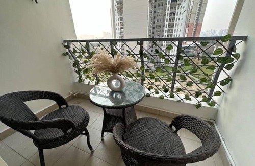 Noida Apartamento | Beautiful Spacious 3 bedroom apartment