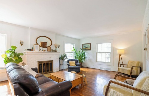 Des Moines Casa | Beautiful, spacious home nestled into the quiet, coveted Greenwood neighborhood.