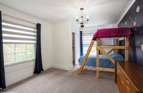 Des Moines Casa | Beautiful, spacious home nestled into the quiet, coveted Greenwood neighborhood.