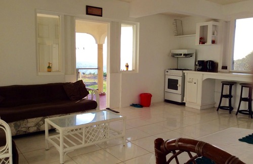 Newcastle Apartamento | Hermoso y amplio apartamento de dos dormitorios con jardines y vistas impresionantes.