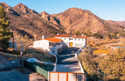 Agoura Hills Casa | Hermosa y espaciosa casa con piscina infinita: vistas increíbles, cerca de las playas de Malibú.