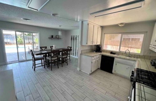 Bakersfield Casa | Beautiful spacious home +Pool