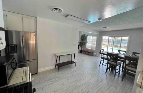 Bakersfield Casa | Beautiful spacious home +Pool