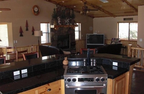 Upper Moonridge Cabina | Hermosa / de fondo Log Cabin w / jacuzzi, mesa de billar, bar y mucho más