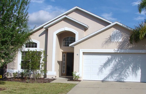 Haines City Villa | Beautiful, spacious 4 bed villa near Disney with private pool, WiFi & pool table