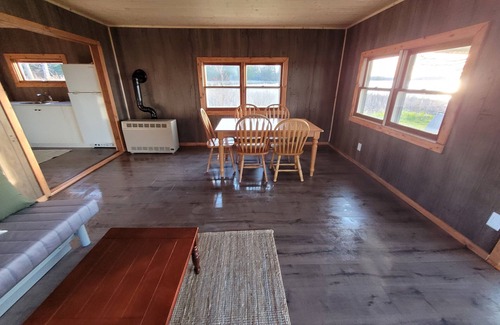 Howe Island Cabaña | Beautiful St Lawrence waterfront cottage