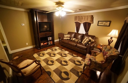 Sanger Casa | Hermosa Storybook Cottage Estilo Rústico Inicio lado de la I-35 de fácil acceso!