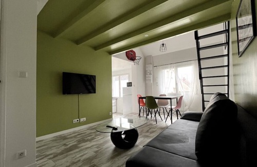 Chaumontel Apartamento | Beautiful "Street Art" Apartment near Parc Asterix, Chantilly, CDG Airport