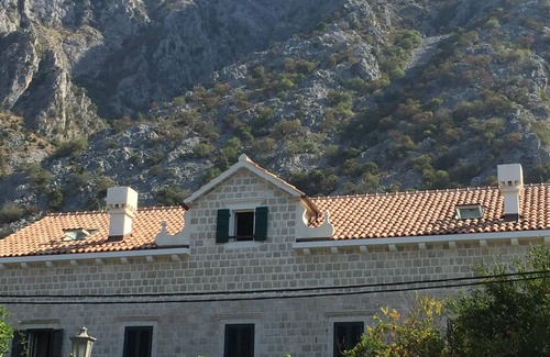 Dobrota Apartamento | Precioso estudio ideal para parejas, en casa antigua, cerca del mar.