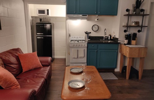 Oleander - Sunset Apartamento | Beautiful Studio, Gated Private Yard, Fast WiFi with Parking