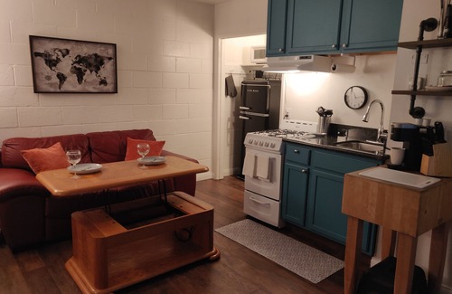Oleander - Sunset Apartamento | Beautiful Studio, Gated Private Yard, Fast WiFi with Parking