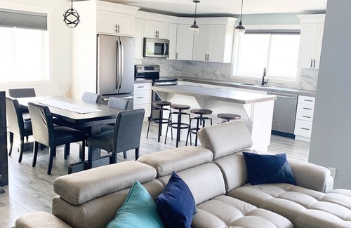 Okanagan-Similkameen Casa | Beautiful suite in great neighbourhood, modern finishes and steps to KVR trail.
