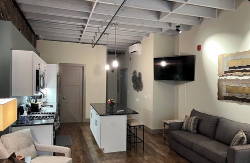 Downtown Syracuse Apartamento | Beautiful Suite with Balcony overlooking Warren St in Syracuse