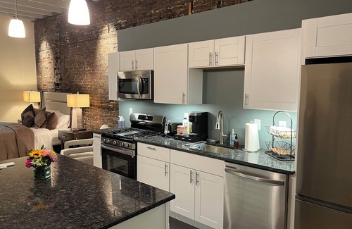 Downtown Syracuse Apartamento | Beautiful Suite with Balcony overlooking Warren St in Syracuse