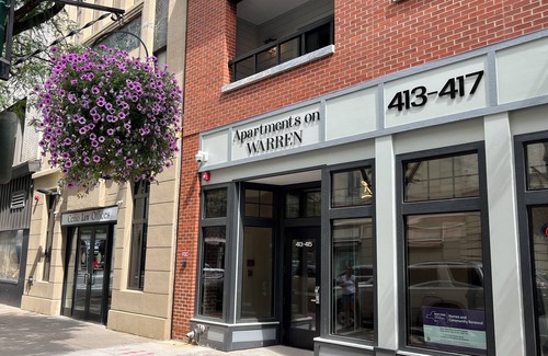Downtown Syracuse Apartamento | Beautiful Suite with Balcony overlooking Warren St in Syracuse