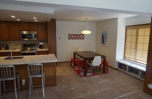 Mammoth Lakes Condominio | Beautiful Sun-Filled Condo just Steps from Mammoth Mountain's Canyon Lodge!