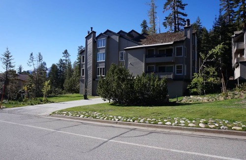 Mammoth Lakes Condominio | Beautiful Sun-Filled Condo just Steps from Mammoth Mountain's Canyon Lodge!