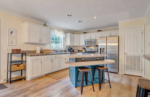 Moneta Casa | Beautiful! SUPs, Fire Table, Game Room, Party Dock, Deep Cove, Fast WIFI,Pets OK