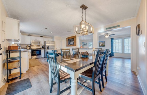 Moneta Casa | Beautiful! SUPs, Fire Table, Game Room, Party Dock, Deep Cove, Fast WIFI,Pets OK