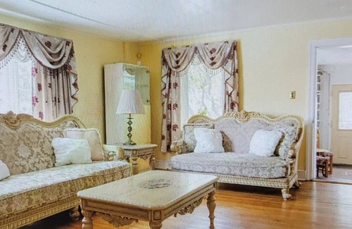 Upper Darby Casa | Beautiful Surburban Family Home