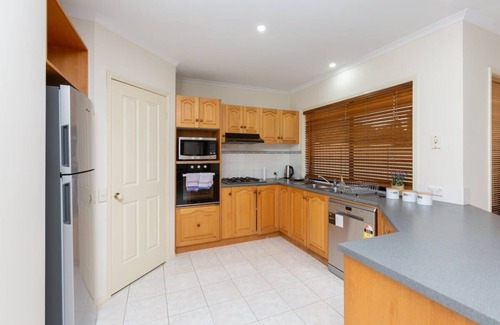 Tarneit Casa | Beautiful Tarneit Family Home with Pool