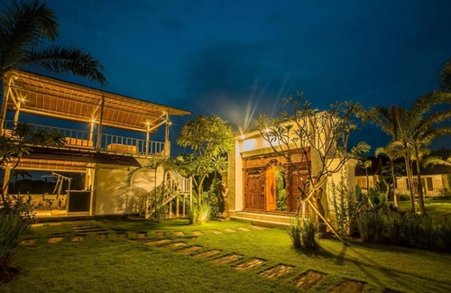 Mushroom Bay Cabaña | Hermosa cabaña de teca en Lembongan con césped enorme
