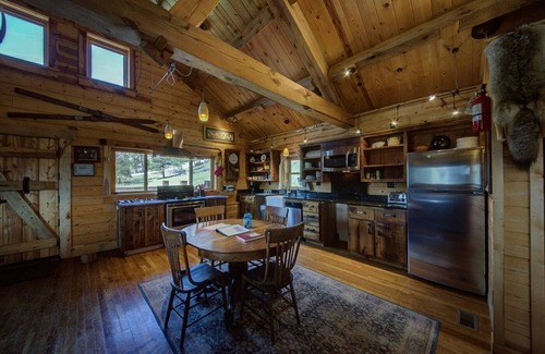 Colonial Pine Hills Cabina | Hermosa Madera Canyon Marco con Spring Creek Canyon Views!