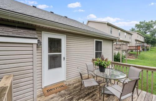 Gladstone Casa | Beautiful Townhome, 11 minutes to Downtown, KCMO.